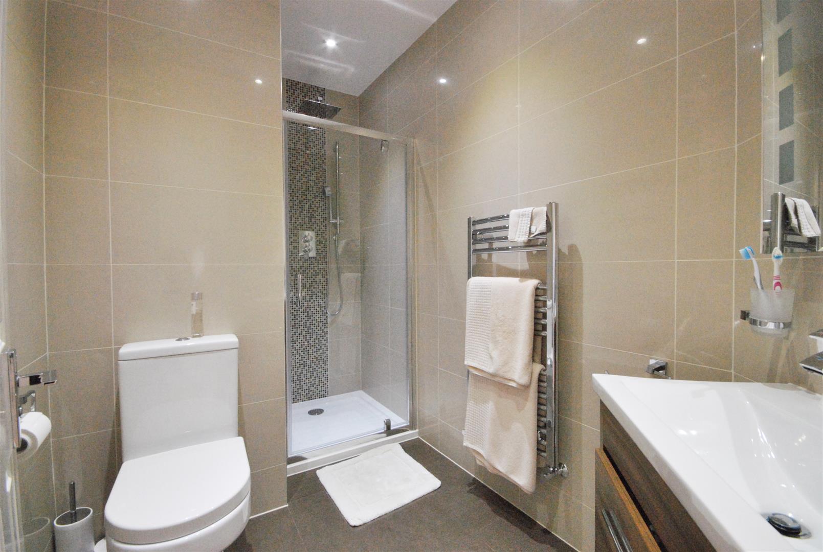 6 Bedrooms, House - Detached